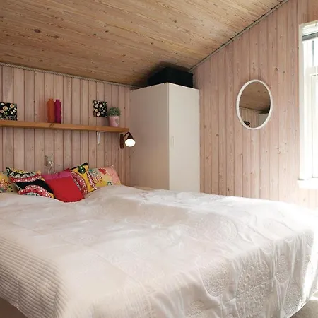 4 Bedroom Beautiful In Casa de Férias *